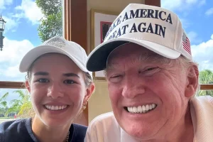 Πήγε για γκολφ με τον παππού της Ντόναλντ Τραμπ και τον «θείο» Έλον Μασκ