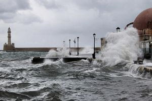 Δεν κατάφεραν να δέσουν στη Μήλο τα πλοία της γραμμής – Ταλαιπωρία για 249 επιβάτες
