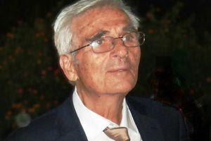 Ο καρδιοχειρουργός Γ. Καντιδάκης αποχαιρετά τον άνθρωπο που είχε σαν πατέρα του