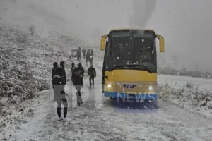Καστοριά: 35 επιβάτες λεωφορείου εγκλωβίστηκαν στο δρόμο προς Κλεισούρα