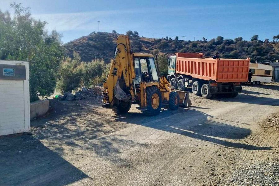 Συνεχίζονται οι κατεδαφίσεις σε παραλίες – Απομακρύνονται αυθαίρετες κατασκευές στην Χερσόνησο