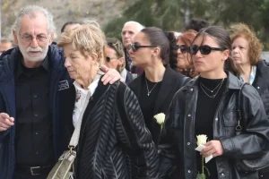 Μανούσος Μανουσάκης: Οικογένεια, φίλοι και συνεργάτες είπαν το τελευταίο «αντίο» στον σκηνοθέτη