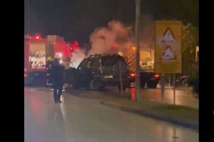 Κηφισιά: ΙΧ τυλίχθηκε στις φλόγες – Απεγκλωβίστηκε η οδηγός