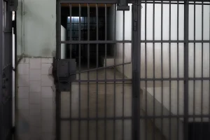 Της είχε κάνει τη ζωή μαρτύριο – Μέχρι και μέσα από τα κρατητήρια την απειλούσε