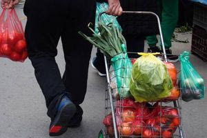 Ακρίβεια: Ψώνια με το… κομμάτι στις λαϊκές αγορές – Δυσκολεύονται και οι φοιτητές