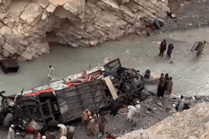 Πακιστάν: Τουλάχιστον 16 νεκροί από την πτώση λεωφορείου σε ποτάμι