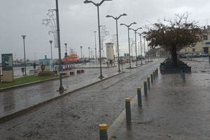 Η κακοκαιρία «Bora» πλήττει σφοδρά τη Λήμνο – Πλημμυρισμένοι δρόμοι, αναφορές για 3 εγκλωβισμένους