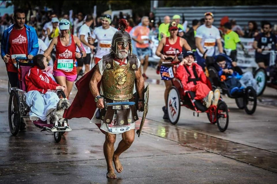 The 73-Year-Old Marathon Runner from Heraklion Captivates: Idomeneas Avramakis “Removes His Armor” and Speaks to “Patris” Newspaper