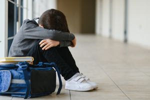 Μαθητής δημοτικού επιτέθηκε με γροθιές και κλοτσιές σε τέσσερις δασκάλους