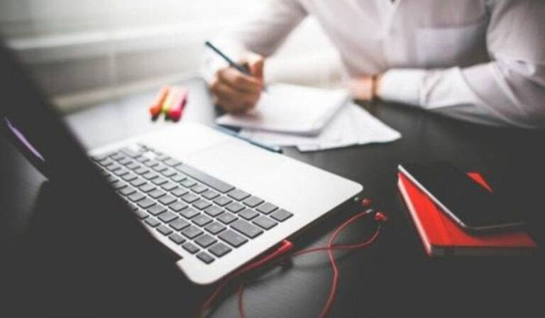 Voucher έως 1.600 ευρώ για αγορά laptop: Ανοίγουν οι αιτήσεις, ποιους αφορά