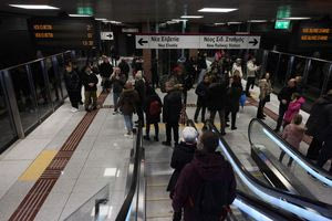 «Κοσμοπλημμύρα» στο Μετρό της Θεσσαλονίκης, γεμάτα φεύγουν τα βαγόνια
