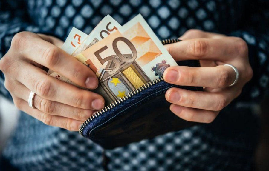 Έρχονται αυξήσεις σε μισθούς, συντάξεις και μείωση εισφορών από τα τέλη της χρονιάς