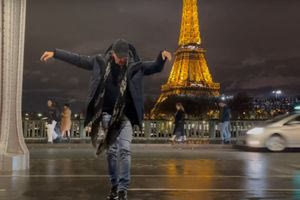 Νίκος Αλιάγας: Χορεύει μπροστά από τον Πύργο του Άιφελ παραδοσιακό χορό από τα Σταμνά Αιτωλοκαρνανίας