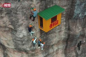 Για να ψωνίσετε από αυτό το παντοπωλείο πρέπει να αναρριχηθείτε περίπου 90 λεπτά