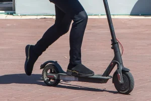 11χρονος έπεσε με το πατίνι – Τραυματίστηκε σοβαρά στο κεφάλι