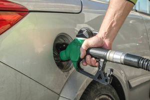 Νέο «πράσινο» τέλος βάζει φωτιά στις τιμές των καυσίμων