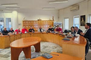 Διαρκή καθαρισμό των φρεατίων και των δικτύων απορροής ομβρίων ζήτησε ο Μεν. Μποκέας