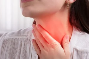 Πονόλαιμος: 10 φυσικά «φάρμακα» που μπορούν να απαλύνουν τον πόνο