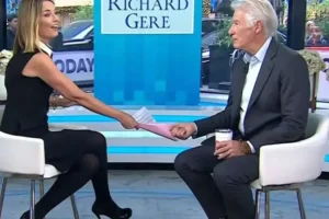 Η άσεμνη κίνηση του Ρίτσαρντ Γκιρ σε τηλεοπτική εκπομπή