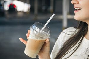 Είναι αλήθεια ότι τα καλαμάκια προκαλούν ρυτίδες; Τι απαντούν οι ειδικοί