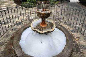 Το μυστήριο με το συντριβάνι που… αφρίζει