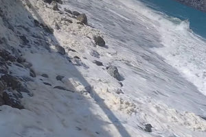 Τι είναι ο “λευκός αφρός” που εμφανίστηκε σε παραλία της Σητείας