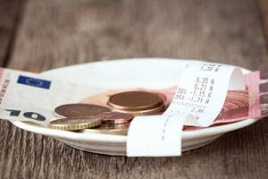 Φιλοδώρημα: Αφορολόγητα πλέον τα «tips» μέχρι 300 ευρώ – Όλοι οι νέοι κανόνες
