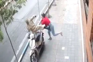 Ιράν: 25χρονη Τουρκάλα παρενοχλήθηκε σεξουαλικά από μοτοσικλετιστή και συνελήφθη επειδή δεν φορούσε χιτζάμπ