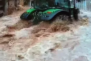 57χρονος έκανε ράλι με το τρακτέρ του σε πλημμυρισμένους δρόμους