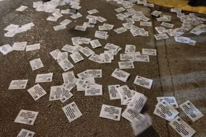 Μέλη του Ρουβίκωνα πέταξαν τρικάκια έξω από το υπουργείο Προστασίας του Πολίτη