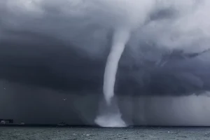 Σπάνιο φαινόμενο: Εντυπωσιακός υδροστρόβιλος καταγράφηκε στο Ιόνιο