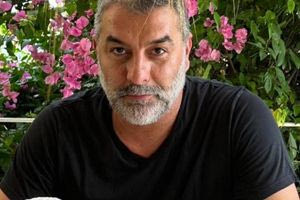 Βασίλης Μπισμπίκης: Πήγε με τσουρέκι στη γυναίκα που της χτύπησε τη μάντρα και της ζήτησε συγγνώμη