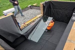 Βρετανία: Παραλίγο να αποκεφαλιστεί τεχνίτης από τεράστιο τζάμι που έπεσε επάνω του