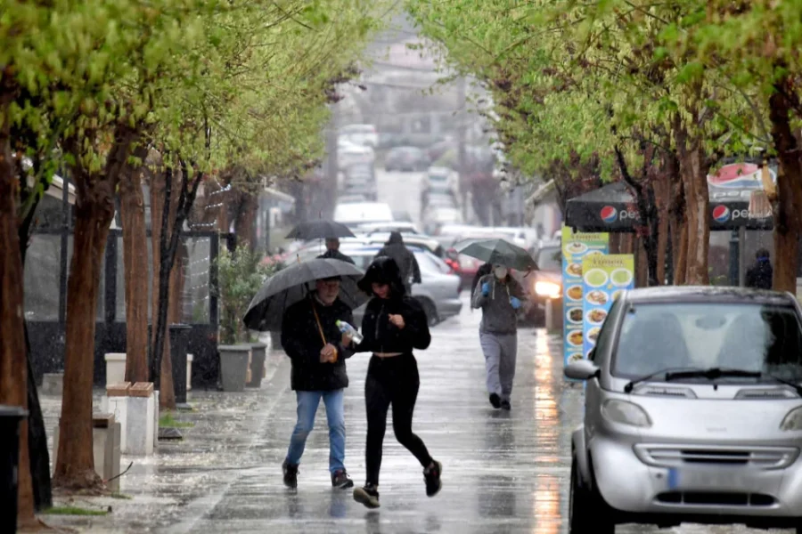 Καιρός: Καταιγίδες, συννεφιά και σχετική πτώση της θερμοκρασίας