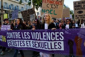 Γαλλία: Χιλιάδες άνθρωποι διαδήλωσαν κατά της βίας σε βάρος των γυναικών σε όλη τη χώρα