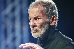 Σταύρος Ξαρχάκος: Συνάντησε πλανόδιο μουσικό που τραγουδούσε το «Ήτανε μια φορά» και τον αγκάλιασε