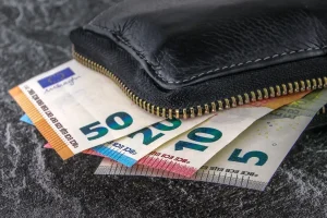 Πληρωμές: Πότε καταβάλλονται τα επιδόματα και το δώρο Χριστουγέννων