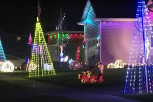 Ένας αληθινός Άγιος Βασίλης: 74χρονος στολίζει ολόκληρη τη γειτονιά για τη γυναίκα του που πάσχει από Αλτσχάιμερ