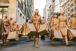 Αγόρασε κι άλλο, αντέχεις. Το περιβάλλον και η υγεία μας όχι!