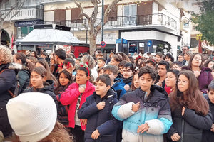 «Κανένας Μόνος» τραγούδησαν στη νοηματική μαθητές από 14 σχολεία για την ισότητα και συμπερίληψη ΑμεΑ