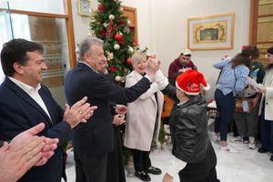 Τα κάλαντα των Χριστουγέννων έψαλαν στον Περιφερειάρχη Κρήτης