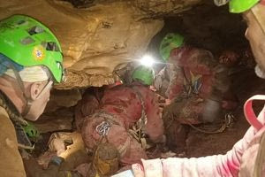 Ιταλία: Επιχείρηση διάσωσης 32χρονης από σπήλαιο όπου έπεσε και τραυματίστηκε
