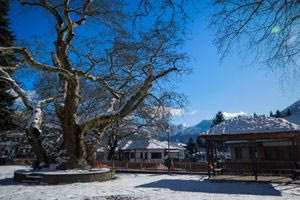 Χριστούγεννα: Εως 100% η πληρότητα σε Τζουμέρκα, Μέτσοβο, Αράχωβα, Καρπενήσι και Καστοριά