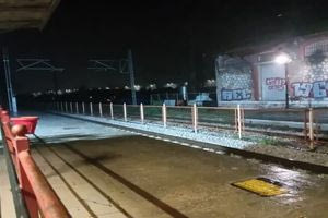 Έκλεισαν οι σιδηροδρομικές γραμμές στο ύψος των Τεμπών από την κακοκαιρία – Με λεωφορεία η μεταφορά των επιβατών