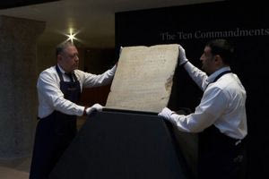 Η παλαιότερη πλάκα με τις Δέκα Εντολές αναμένεται να φτάσει σε δημοπρασία τα 1-2 εκατ. ευρώ