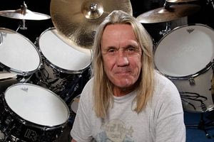 Iron Maiden: Αποχωρεί μετά από 42 χρόνια ο ντράμερ Nicko McBrain