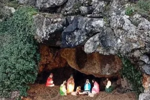 Σπηλιά μετατράπηκε σε φάτνη του Χριστού στην Καρδίτσα