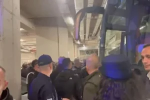 Χαμός στην OPAP Arena μεταξύ οπαδών της ΑΕΚ και παικτών του ΠΑΟΚ, κατέβηκαν από το πούλμαν!