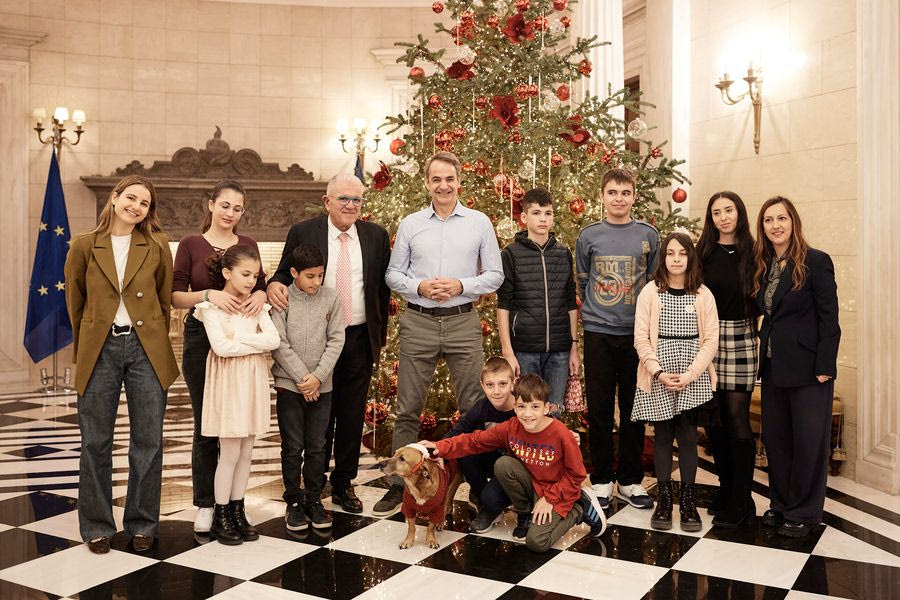 Κυριάκος Μητσοτάκης: Στόλισε χριστουγεννιάτικο δέντρο στο Μαξίμου με παιδιά από το Σκαγιοπούλειο