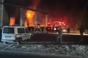 Τέθηκε υπό έλεγχο η φωτιά σε αποθήκη στην Ένωση Πεζών